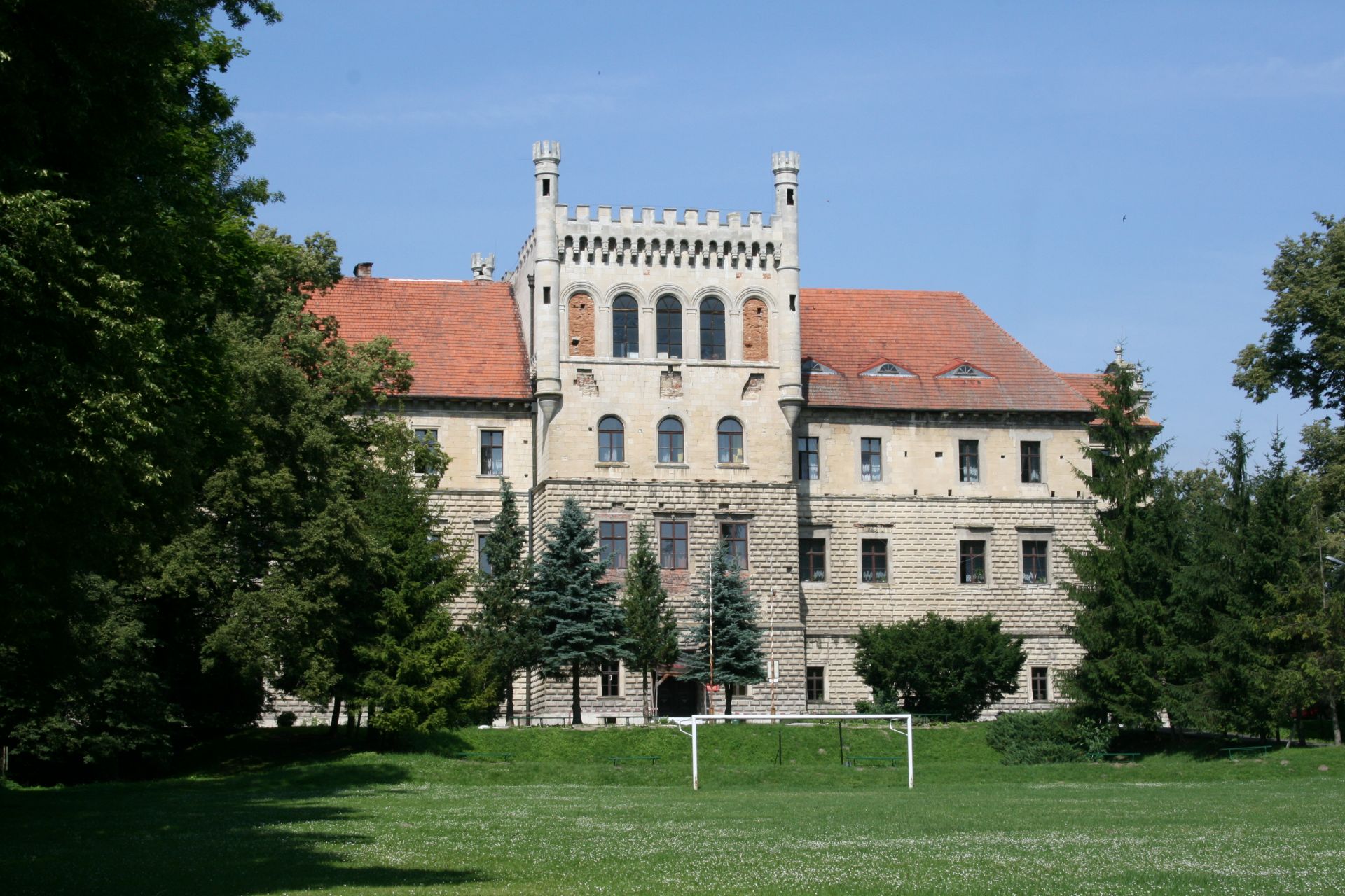 Szkolne schronisko w Książu Wielkim